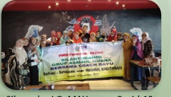 Jamaah berfoto bersama di acara silaturahmi dengan spanduk kegiatan di tengah.
